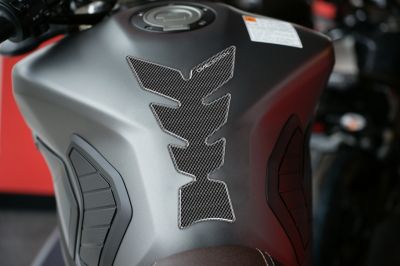 Протектор за резервоар OneDesigin CARBON LOOK CGMOON18P