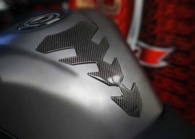 Протектор за резервоар OneDesigin CARBON CGEXSCP